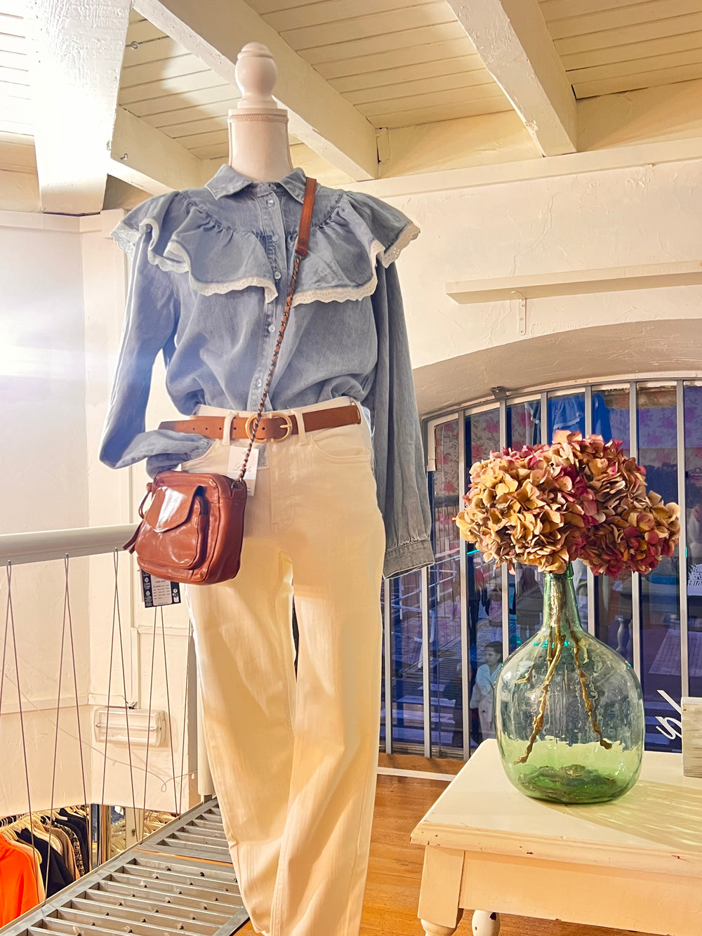 Denim romántico – Look femenino con camisa denim para mujer