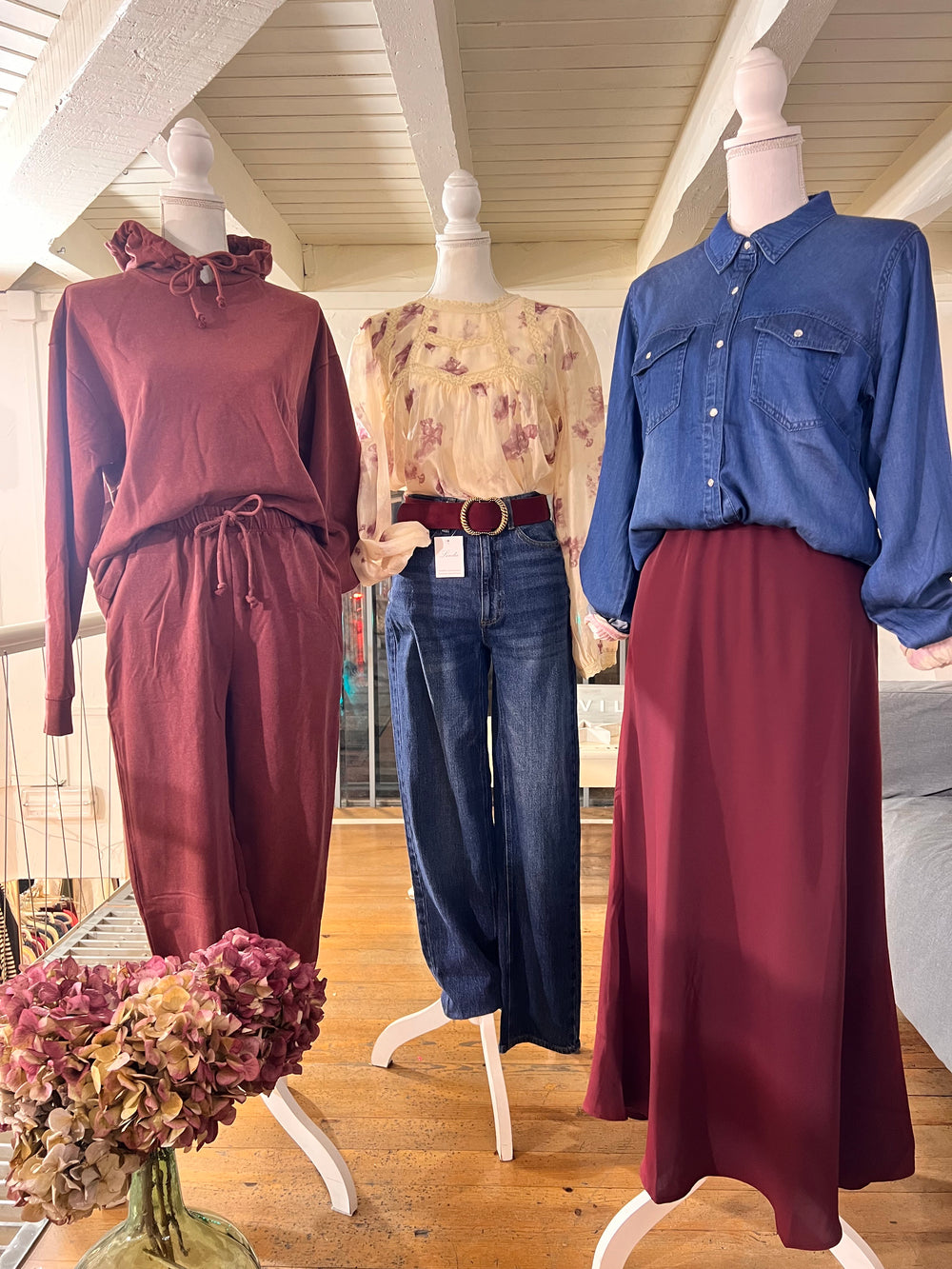 Borgoña & Denim | Look femenino con falda y camisa denim – Linda Moda Donosti