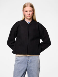 chaqueta negra